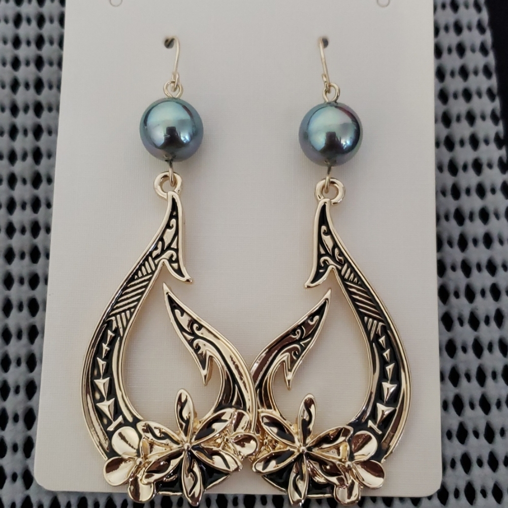 Fashion Tribal/Hook/plumerias w/gardenia flower.